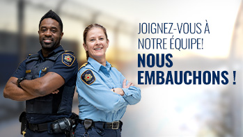 Du côté droit de l’image il est écrit : « Joignez-vous à notre équipe. Nous embauchons! ». Du côté gauche, un agent correctionnel et une gestionnaire correctionnelle sourient.